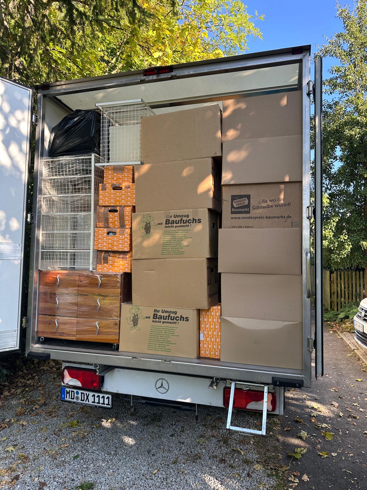 Beladener Umzugswagen mit Kartons