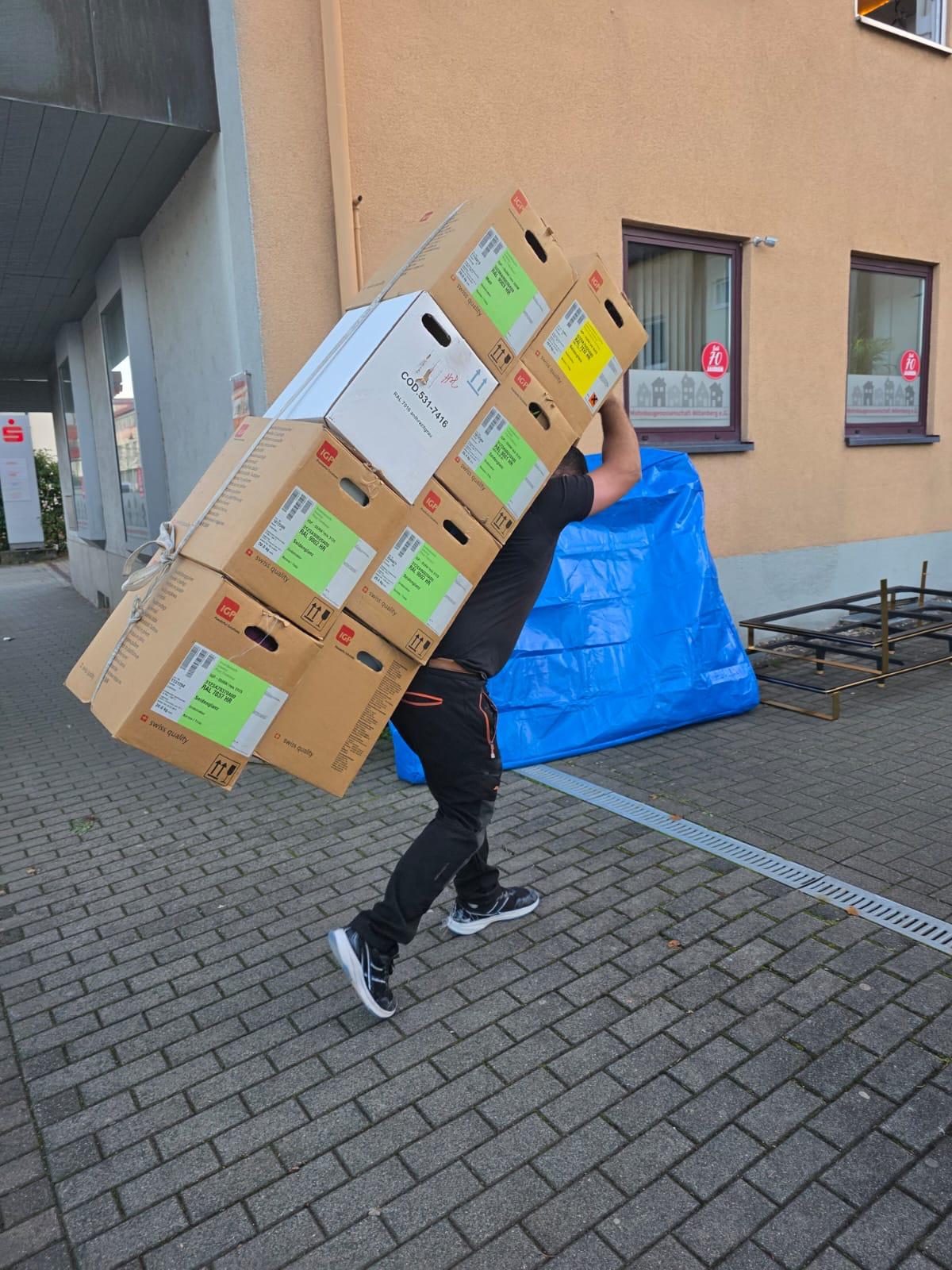 Möbelpacker trägt Kartons